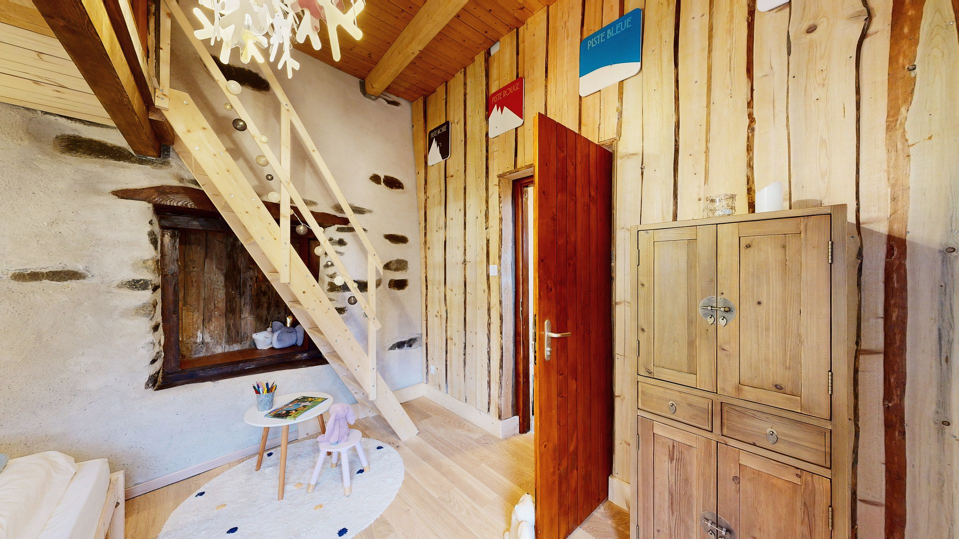 Chambre mezzanine tout bois chalet traditionnel alpes