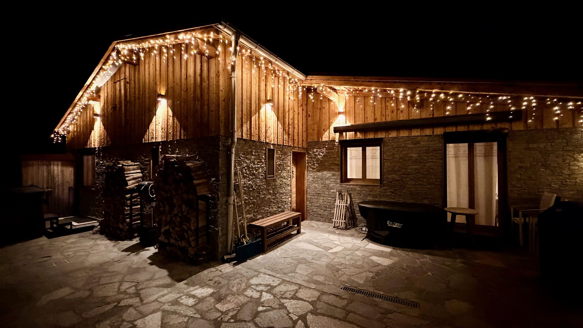 Chalet La Chappaz illumine de nuit avec guirlandes lumineuses - Location ski Montorlin Paradiski