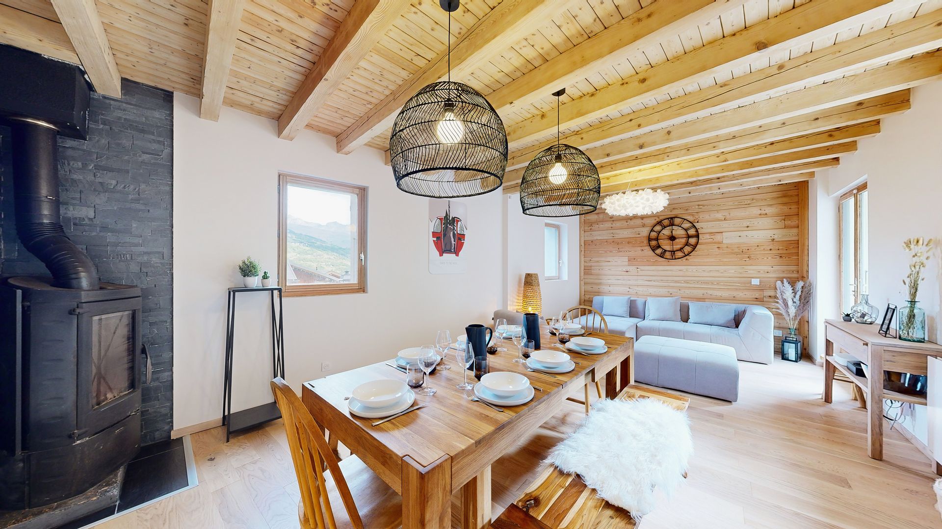 Espace de vie chalet La Plagne poele a bois et table en bois