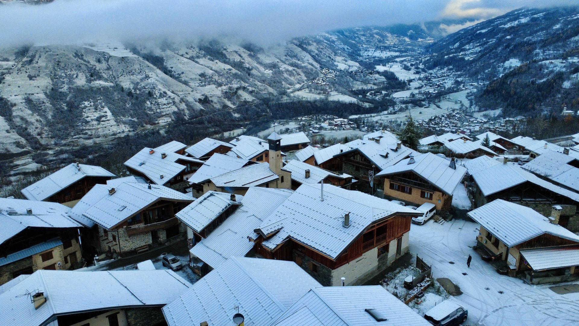 Hameau de Montorlin sous la neige vue drone - Montchavin Les Coches station ski Savoie